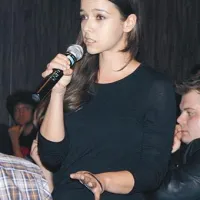 Severa Gjurin: “Zavedajmo se, da  glasbenik, ki izpostavlja probleme,  izpostavi tudi sebe.  In le redko zmaga.  Bolj ko jamramo, manj smo seksi.” 
