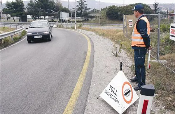 Darsovi nadzorniki bodo odslej lovili voznike brez vinjet tudi na uvozu in izvozu v Semedeli 
