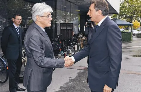 Predsednik vlade je včeraj preverjal, ali je ministrstvo, ki ga vodi Roko Žarnić, res ozko grlo