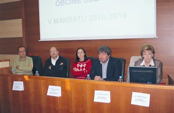 Še zadnjič so soočili svoja stališča (z leve): Robert Rogič, Ivan Vodopivec, Mojca Vojska Godnič, Davorin Terčon  in Majda Škrlj