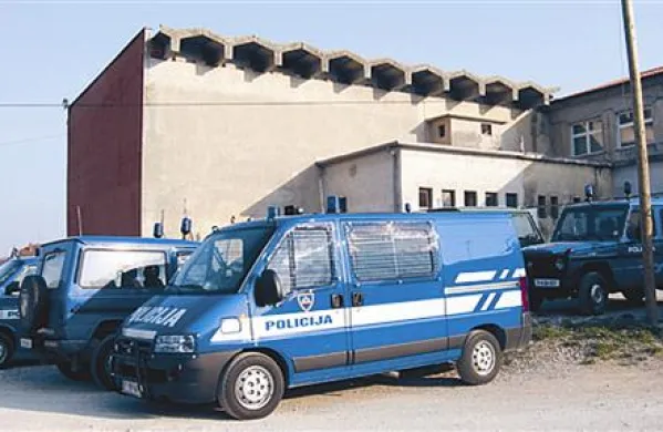 Po poskusu kraje bankomata v Prvačini pred petimi leti so policisti uprizorili pravi lov na osumljence, pri katerem so sodelovale okrepljene policijske sile. Dva osumljenca so prijeli takoj, preostale pa kmalu zatem. 