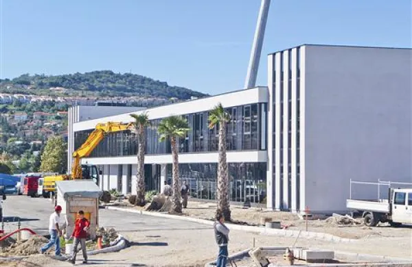 Za klubskimi prostori prenovljenega stadiona že rasejo tudi nove palme.