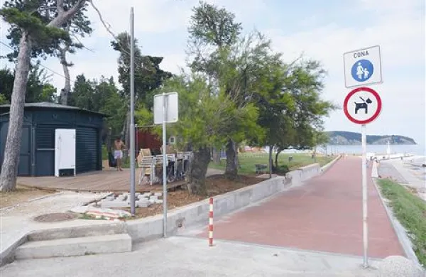 S podjetjem Rodino Turana Salijija je občina  (za objekt na fotografiji levo) sklenila daljšo pogodbo kot z drugimi. 