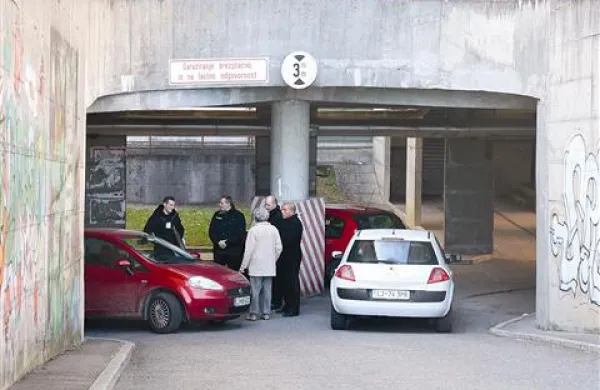 Spor med občino in SGP o tem, kdo je gospodar zemljišča in garažne hiše na Gradnikovih brigadah v Novi Gorici, po skoraj treh letih ni končan   