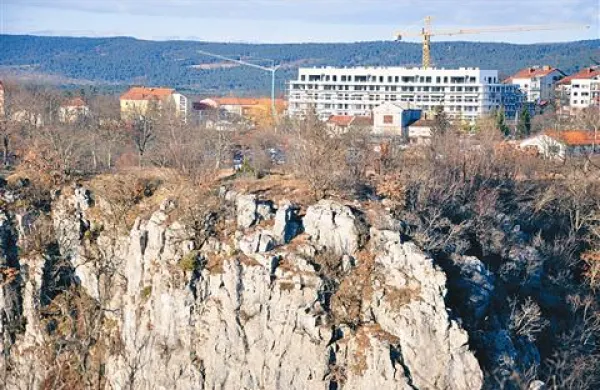 Nov stanovanjski blok je za vedno spremenil podobo Divače in bližnje udorne jame Risnik. Med ljudmi se ga je oprijelo ime “Guantanamo”