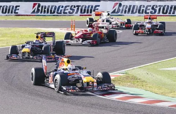 Ključen dejavnik je bil dober start, je po zmagi povedal Vettel (v ospredju).