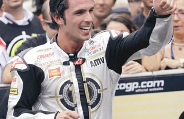 V novem razredu moto2, ki je letos nadomestil kategorijo do 250 ccm, se je v zgodovino kot prvi skupni zmagovalec vpisal Toni Elias.