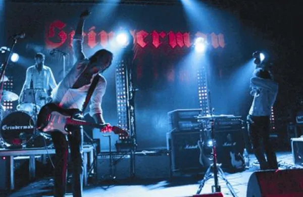  Čvrst ritem sta vlivala umirjeni basist Martyn Casey in živahnejši bobnar Jim Sclavunos, na njunih temeljih pa sta se z  verige spustila duhovno sorodna Cave in Warren Ellis
