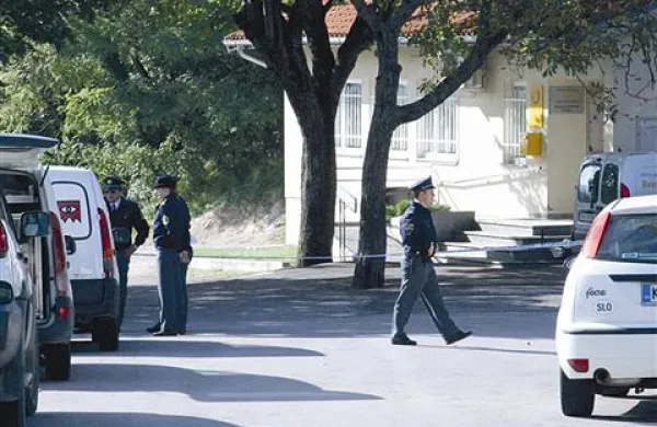 Policisti poštna roparja še iščejo