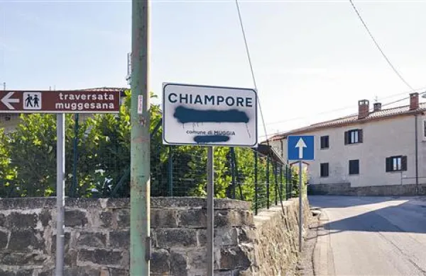 Neznani mazači, so na tabli, ki stoji v neposredni bližini stavbe karabinjerjev, s črno barvo premazali oba slovenska napisa, tako Čampore kot občina Milje.