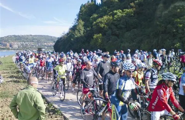 Pestra množica kolesarjev vseh kategorij in z vseh koncev je v soboto takole počastila spomin na Jureta Robiča