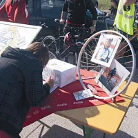 Organizator je s prostovoljnimi prispevki zbral 1038 evrov za Juretovo družino in vsak se je lahko vpisal v knjigo spominov.