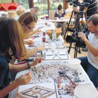 Zahtevna obnova delov mozaika z geometrijskim in figuralnim okrasjem