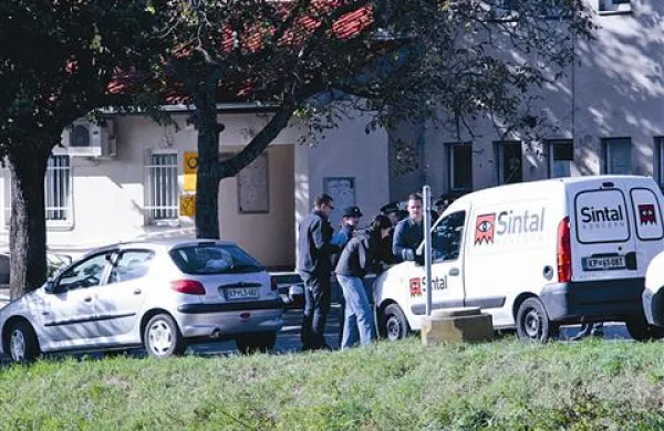 Po nevsakdanjem obisku črnokalske pošte so stavbo pošte in njeno okolico okupirali številni policisti in kriminalisti