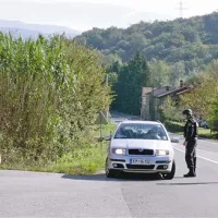 Policisti so kmalu po obvestilu o ropu postavili številne cestne blokade