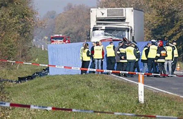 Kombi je bil registriran samo za pet potnikov, v njem pa se je nahajalo 16 delavcev.