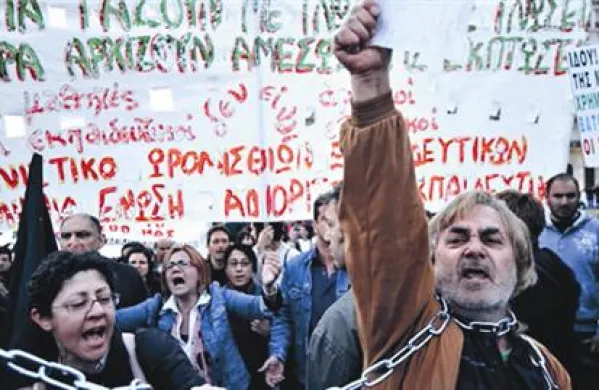 Tako so ljudje aprila pred atenskim parlamentom protestirali zoper vladne ukrepe