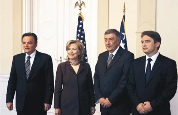 Hillary Clinton s člani predsedstva BiH Harisom Silajdžićem, Nebojša Radmanovićem in Željkom Komšićem