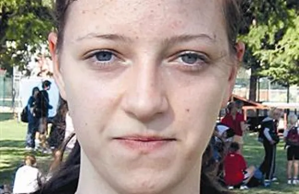 Hani Mlekuž Kamarić, srednješolka iz Bovca, ki je na Bonifiki branila barve SŠ Vena Pilona iz Ajdovščine, prejšnja leta je zmagovala na primorskih tekih: “V zadnjem času sem zelo zrasla in se šele pripravljam, da izberem, katere teke bom tekla. Tačas tečem na 400 in 800 metrov. Nazaj moram dobiti vzdržljivost, moč in kondicijo. Tartan je v redu, zanimivo je bilo teči na njem, vsekakor bolje kot po cesti.”