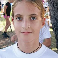 Helena Markežič, Koprčanka, državna prvakinja, tek je končala s silovitim finišem: “Trikrat na teden treniram v AK Koper, sicer pa sem učenka na OŠ Antona Ukmarja. Sem državna prvakinja na 60 metrov (8.53) in podprvakinja v skoku v daljino (501).”