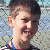 Jakob Urh Poberaj iz Izole: “Treniram rokomet in košarko, zato imam kondicijo. Panoge se dopolnjujejo,  lažje mi je teči in igrati. Hodim v peti razred, učitelji še niso začeli spraševati, lani pa sem bil odličen. Lepo mi je teči. Imeli smo šolski kros, na katerem sem dobro tekel, potem pa sem se odločil, da pridem še na kros PN.”