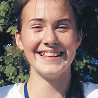 Kristina Vatovec, Pivčanka: “Od lanskega državnega prvenstva sem nekako v krizi, ne gre mi ravno najboljše, a treniram normalno. Po tartanu je zelo lepo teči, vreme je lepo, vsej je bilo dobro. Danes sem tretjič tekla na krosu.”