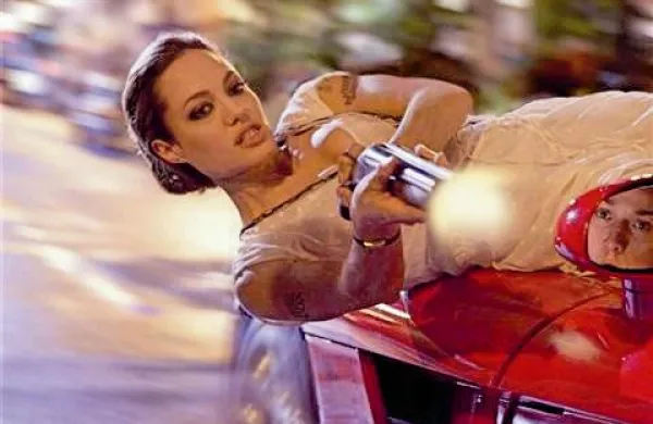 Angelina ne sme snemati v Bosni