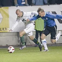 Mišo Brečko v borbi za žogo z Andreiem Sidorenkovom 