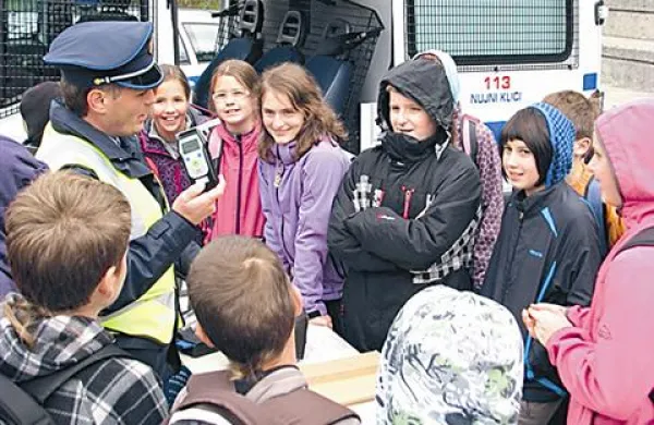 Učenci so se seznanili s službeno opremo policistov.