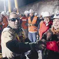 Prvi štirje rešeni rudarji (na fotografiji Mario Sepulveda) so videti v dobri kondiciji