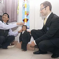 Nepalski 18-letnik Khagendra Thapa Magar je s svojimi 67 centimetri “prekosil” dosedanjega najnižjega človeka na svetu  Kolumbijca Edwarda Nina Hernandeza, ki meri 70 centimetrov.