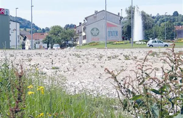 Po štirih letih čakanja naj bi na tem mestu zrasel bencinski servis