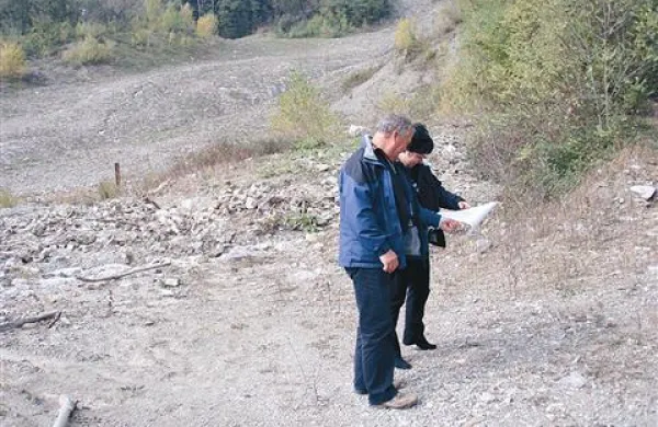 Predstavniki projektantov na plazu Slano blato načrtujejo   podaljšanje   obstoječe gradbiščne ceste do vodnjakov