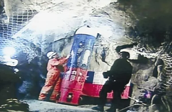 Feniks, reševalna kapsula, je rudarje odpeljala proti svobodi