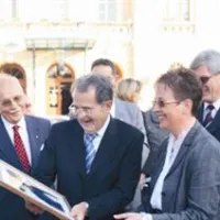 ... in ga s spominom na leto 2000 dodobra nasmejala 