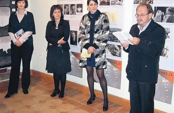  Z odprtja razstave Ciril Kosmač in film Na svoji zemlji v Piranu: (z leve) direktorica Tolminskega muzeja Damjana Fortunat, avtorica razstave Karla Kofol, direktorica pomorskega muzeja Martina Gamboz in  tržaški književnik Marko Kravos