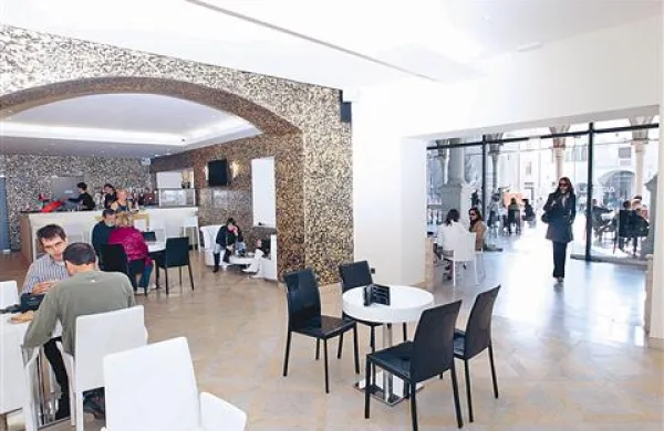 V notranjosti Loggie caffe se prepletajo belo-črno-zlati odtenki 