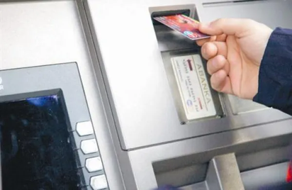 Da so banke provizijo za dvig gotovine na bankomatu uvedle nezakonito, je ugotovil varuh konkurence, njegovo odločbo pa “požegnalo” tudi vrhovno sodišče