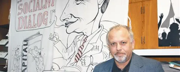Petdesetletni Peter Majcen, sedaj generalni sekretar Obalne sindikalne organizacije KS 90 in v.d. sekretarja Konfederacije sindikatov 90 Slovenije, se je po prekinitvi študija na ljubljanski Pravni fakulteti v začetku osemdesetih let zaposlil v operativni dejavnosti špedicije Intereurope, kjer je postal leta 1990 predsednik sindikata podjetja. Od leta 1993 je bil imenovan na funkcijo sekretarja dejavnosti za področje prometa pri Obalni sindikalni organizaciji KS 90, zadnjih deset let pa opravlja tudi delo pogajalca za plačni sistem v javnem sektorju za KS 90.