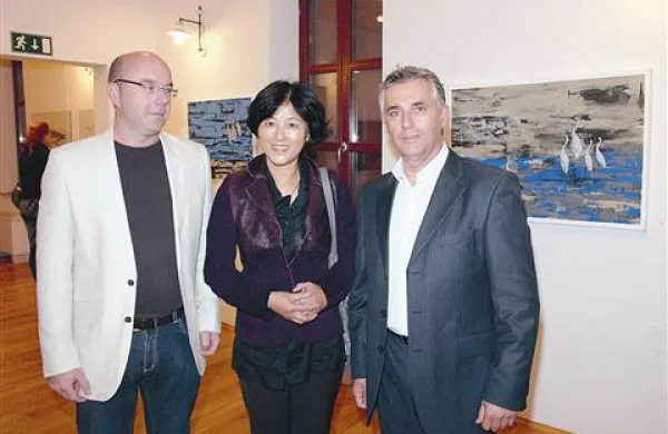 Andrej Sovinc, Huiqin Wang in Tomaž Gantar (z leve) na otvoritvi dobrodelne razstave kitajsko-slovenske umetnice v Sečoveljskih solinah