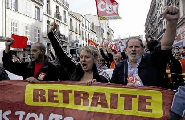 Francozi množično protestirajo proti Sarkozyjevi pokojninski reformi.