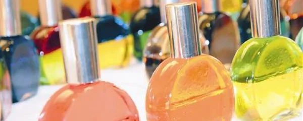 Sistem zdravljenja Colour Mirrors sestavlja 73 stekleničk z aromatiziranimi  barvami in olji ter  26 razpršilnih esenc