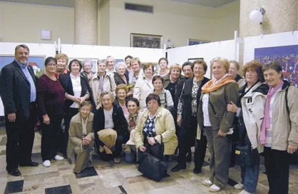 Ana Marija Baša in Afra Prinčič (stojita v ozadju v sredini) s članicami društev žena iz Prvačine in Dornberka ter predsednikom Kmetijsko-gozdarske zbornice Slovenije Cirilom Smrkoljem 