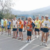 Tik pred startom 29. gorskega teka pod Krn. Bodoči zmagovalec Jernej Šemrov (99, v sredini) si beli glavo z vprašanjem, koliko minut bo potreboval do cilja. Zmagal je s časom 22:06.