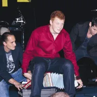 Voditelja tv-oddaje Slovenija ima talent Vid Valič in  Peter Poles sta se prepričala da Niko Poles lahko igra na harmoniko tudi sedeč na njej.