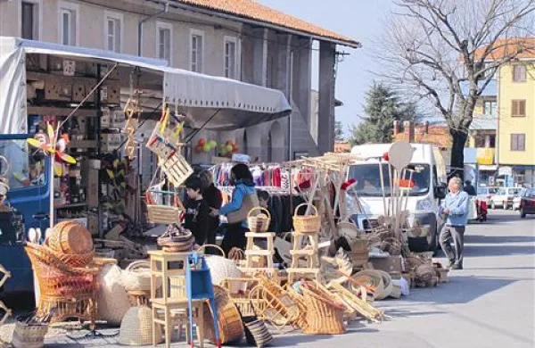 V Komnu so doslej sejmarji zasedli trg pred kulturnim domom ...