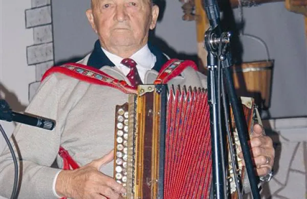 Na plonarici-trieštini je zaigral najstarejši udeleženec srečanja,  83-letni Palmiro Krmac, in požel močan aplavz