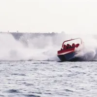 Plovilo dosega hitrost vožnje do 80 kilomtrov na uro.