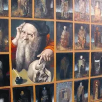 Razstava, ki združuje klasične slike in slike - objekte, bo na ogled še do sobote