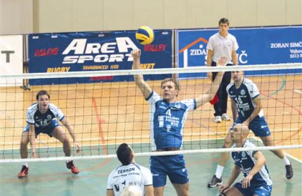 Aljoša Orel (levo) je odličen v obrambi in na servisu